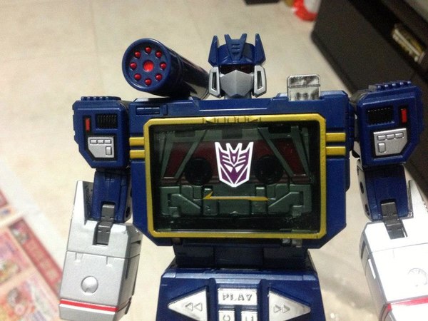 MP 13 Masterpiece Soundwave With Laserbeak Up Close And Personal Image Gallery  (37 of 54)